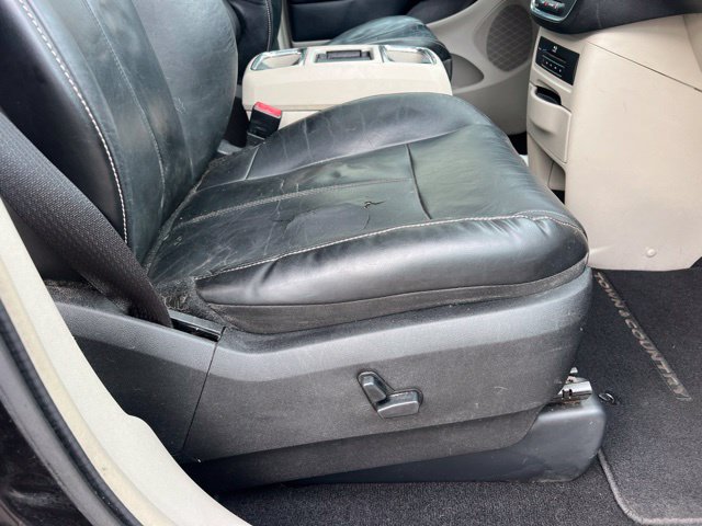 Used 2013 Chrysler Town & Country Limited w/ Luxury Group FWD image 12