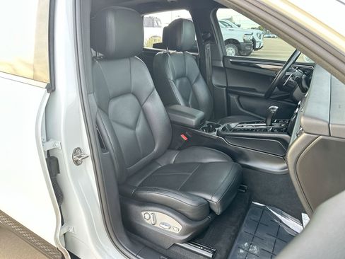 Used 2024 Porsche Macan AWD/4WD image 23