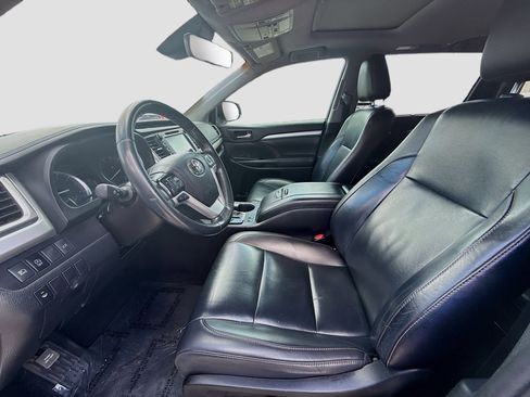 Used 2019 Toyota Highlander XLE image 19