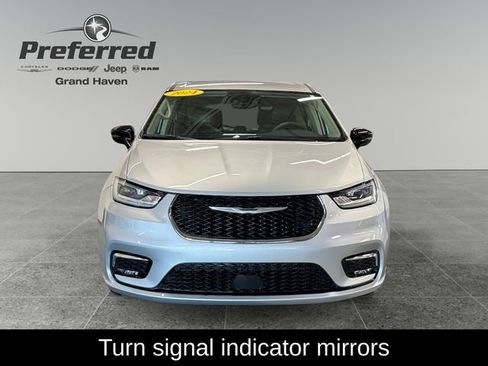 Used 2024 Chrysler Pacifica Touring-L image 11