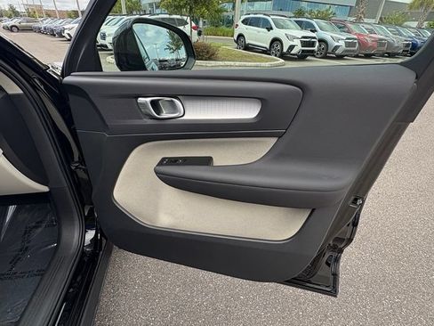 Used 2022 Volvo XC40 T4 Momentum FWD image 21