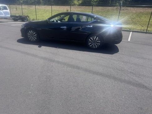 Used 2025 Nissan Altima 2.5 SV FWD image 2