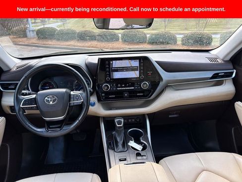 Used 2021 Toyota Highlander XLE image 7
