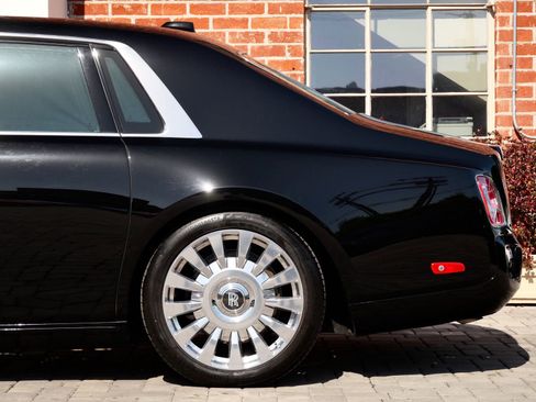 Certified 2022 Rolls-Royce Phantom Extended Wheelbase w/ The Phantom Package RWD image 23