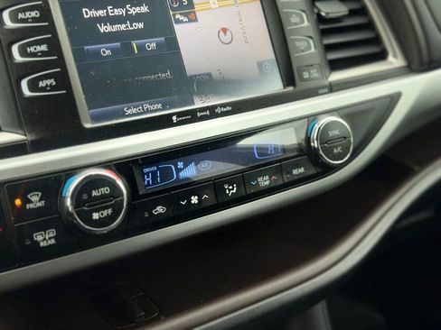 Used 2018 Toyota Highlander XLE AWD/4WD image 21