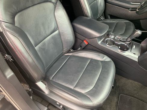 Used 2018 Ford Explorer XLT w/ Equipment Group 202A AWD/4WD image 14