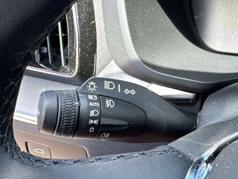 Certified 2025 Volvo XC60 B5 Core w/ Protection Package Premier image 31