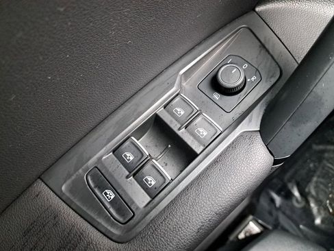 Used 2019 Volkswagen Tiguan SE image 17