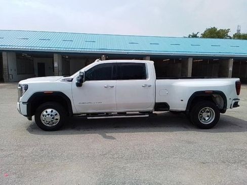 Used 2025 GMC Sierra 3500 Denali image 3
