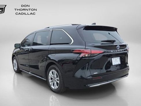 Used 2023 Toyota Sienna Platinum AWD/4WD image 3