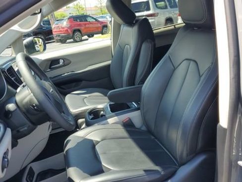 Certified 2023 Chrysler Pacifica Touring-L FWD image 19