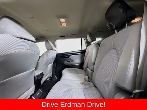 Used 2020 Toyota Highlander LE FWD image 9