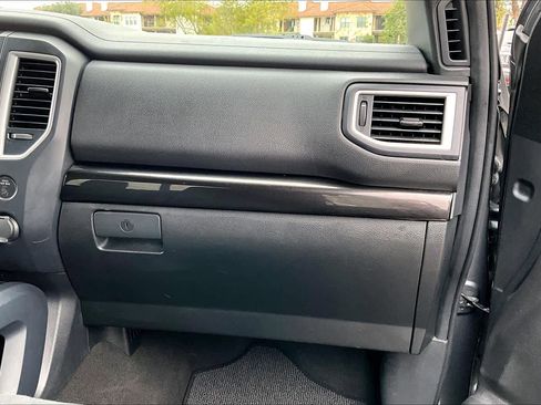 Used 2019 Nissan Titan SV w/ SV Convenience Package image 18