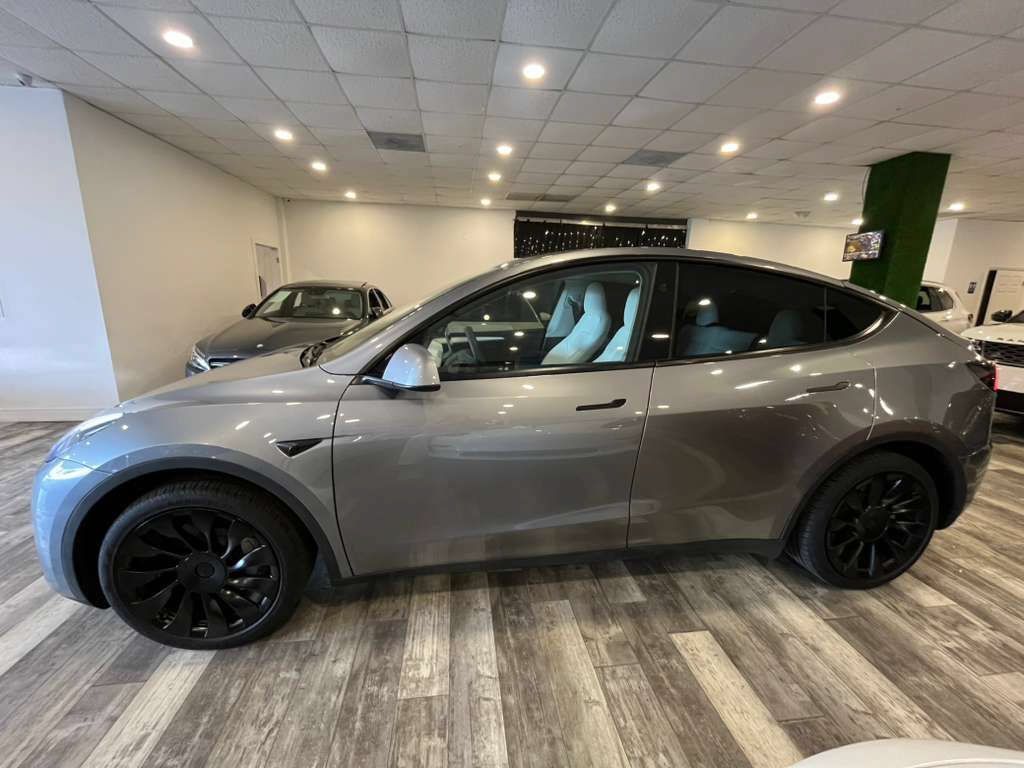 Used 2025 Tesla Model Y Long Range AWD/4WD image 3