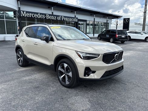 Used 2025 Volvo XC40 B5 Plus w/ Protection Package Premier image 7