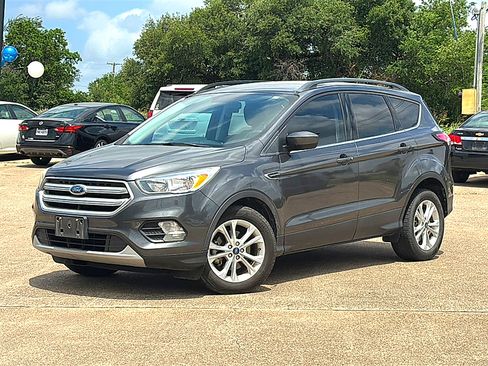 Used 2018 Ford Escape SE FWD image 2