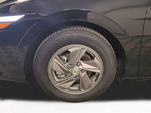 Used 2025 Hyundai Elantra SE FWD image 11