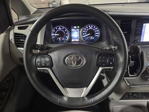 Used 2018 Toyota Sienna XLE Premium image 21