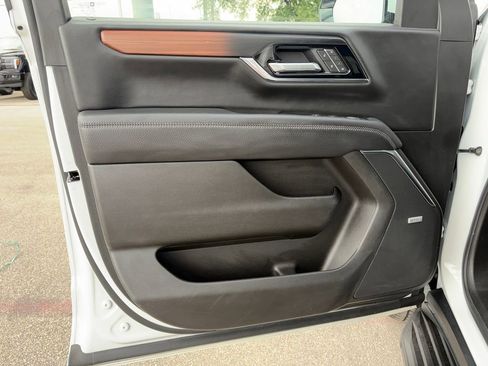Used 2025 GMC Yukon Denali AWD/4WD image 23