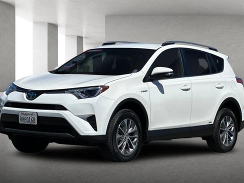Used 2018 Toyota RAV4 LE w/ Carpet Mat Package AWD/4WD image 8