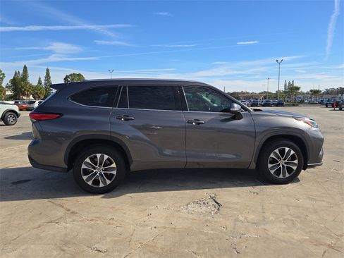 Used 2021 Toyota Highlander XLE image 9
