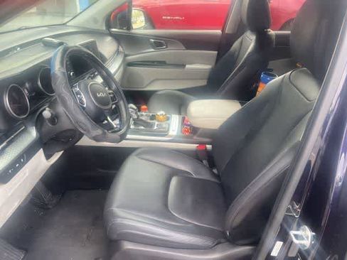 Used 2022 Kia Carnival LX FWD image 8