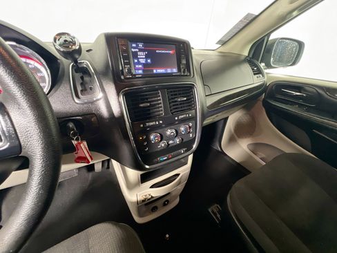 Used 2019 Dodge Grand Caravan SE FWD image 17