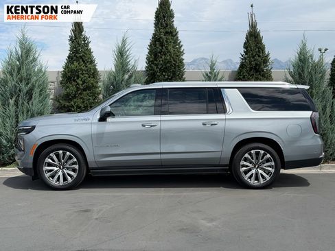 Used 2025 Chevrolet Suburban High Country AWD/4WD image 4