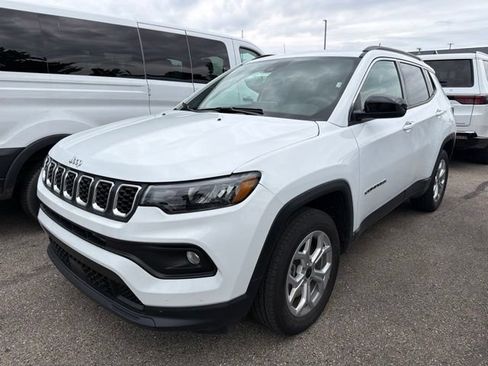 Used 2025 Jeep Compass Latitude AWD/4WD image 4