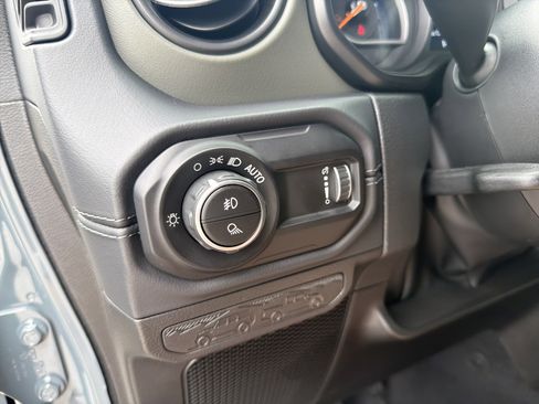 Used 2025 Jeep Gladiator Mojave AWD/4WD image 13