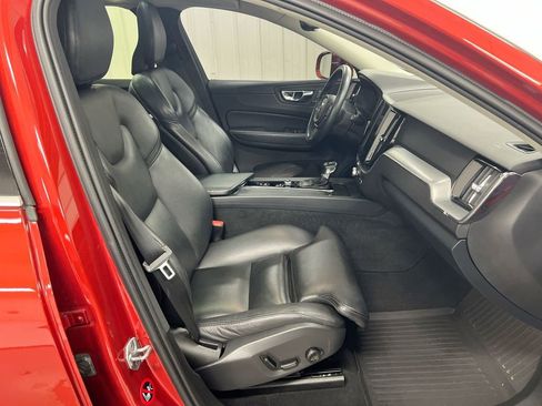 Used 2019 Volvo XC60 T5 Momentum w/ Premium Package AWD/4WD image 17