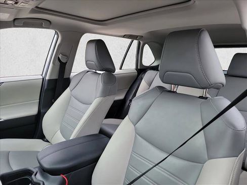 Used 2021 Toyota RAV4 XLE Premium image 13