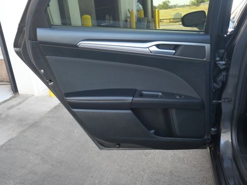 Used 2019 Ford Fusion SE image 9