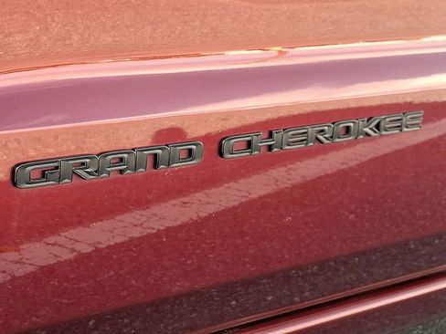 Used 2020 Jeep Grand Cherokee Altitude image 33