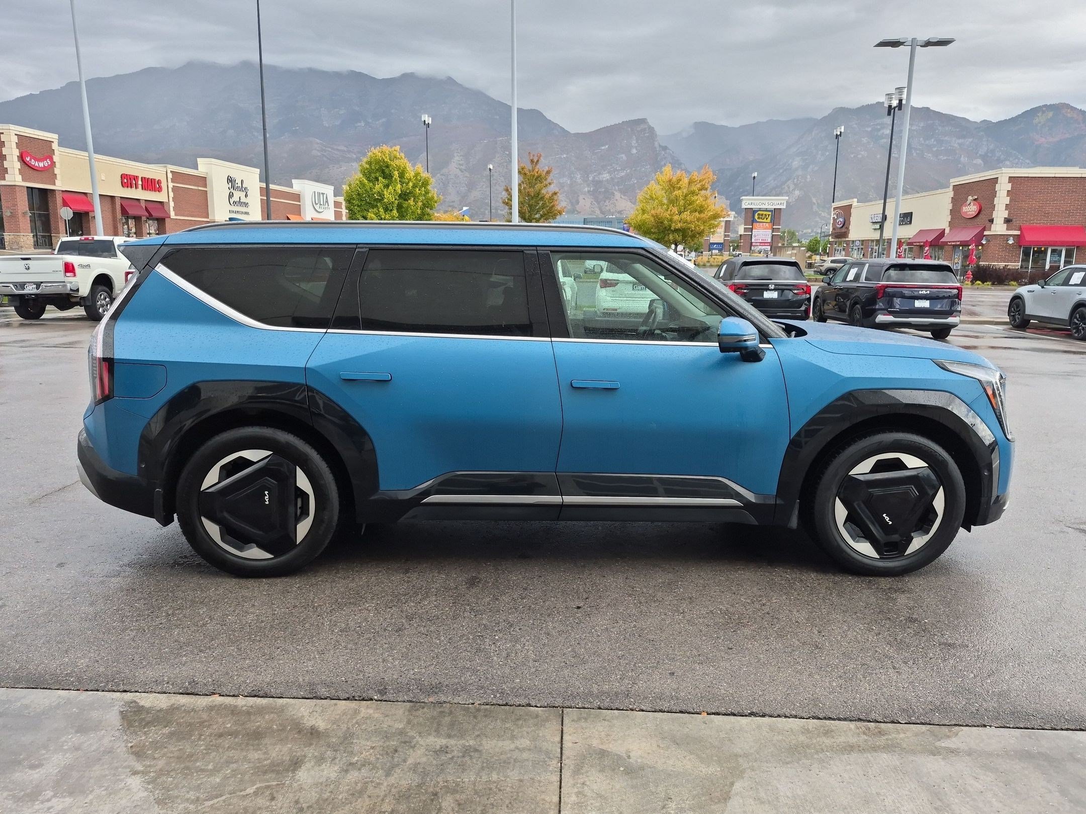 Used 2024 Kia EV9 Land w/ Towing Package AWD/4WD image 2