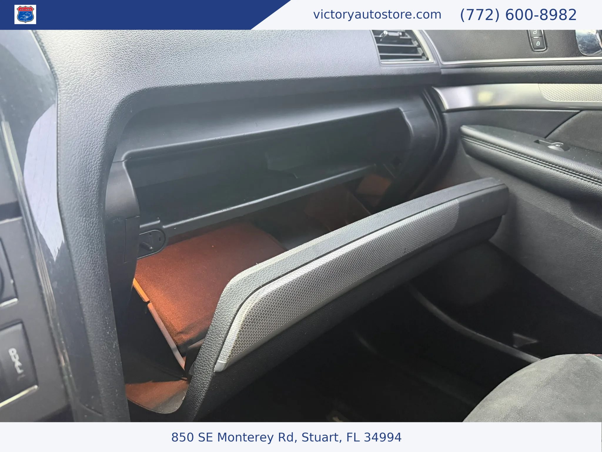 Used 2018 Ford Explorer XLT w/ Equipment Group 202A AWD/4WD image 18