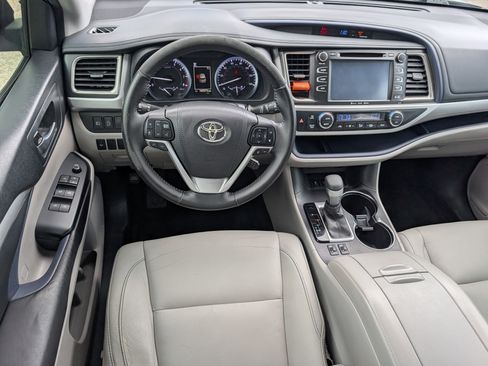 Used 2017 Toyota Highlander XLE FWD image 8