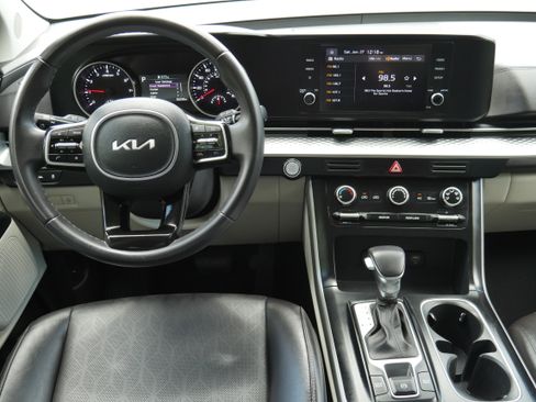 Used 2024 Kia Carnival LX FWD image 17