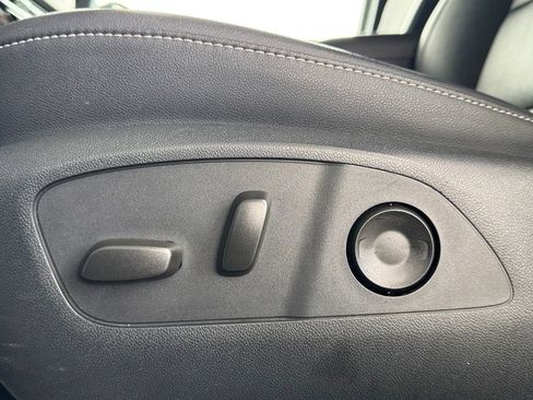 Used 2025 Chevrolet Traverse LT image 19