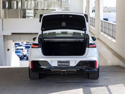 New 2026 BMW 750e xDrive image 25