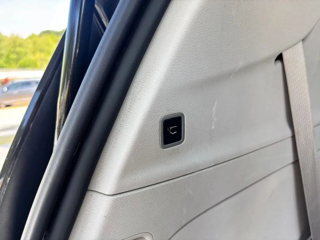 Used 2019 Chrysler Pacifica Touring-L FWD image 16