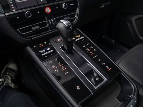 Certified 2026 Porsche Macan AWD/4WD image 14