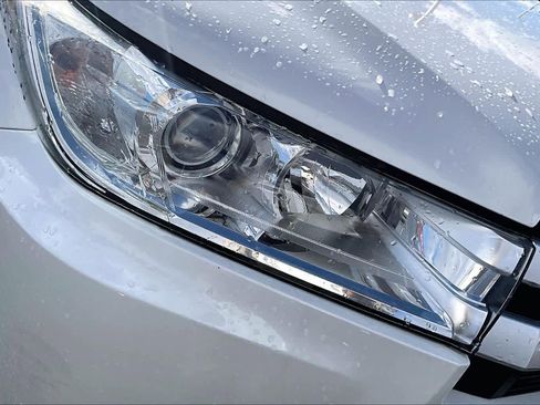 Used 2019 Toyota Highlander XLE image 27