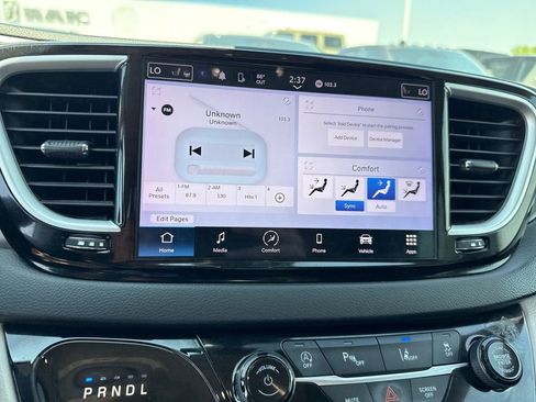 Used 2023 Chrysler Pacifica Touring-L image 29