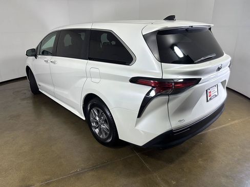 Used 2021 Toyota Sienna XLE FWD image 12
