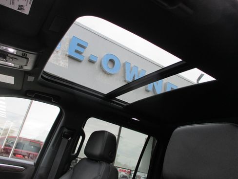 Used 2025 Chevrolet Suburban Z71 w/ Comfort Package AWD/4WD image 24