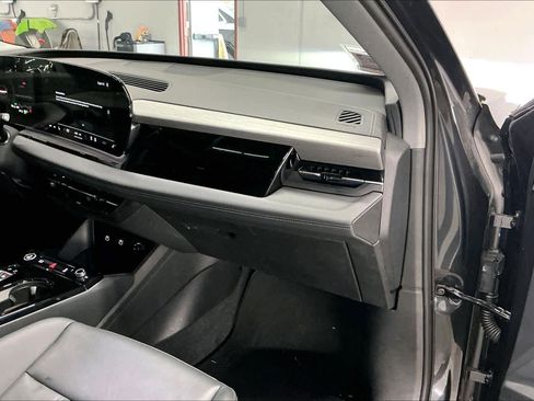 Used 2025 Audi Q6 e-tron Premium w/ Convenience Package image 18