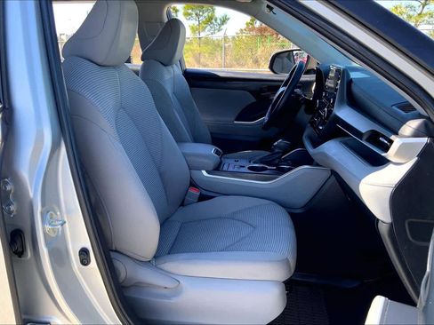 Used 2022 Toyota Highlander LE image 9