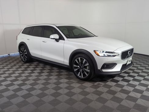 Used 2022 Volvo V60 T5 Cross Country w/ Advanced Package image 6
