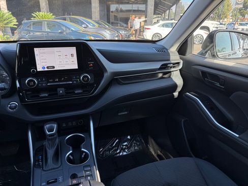 Used 2023 Toyota Highlander L image 25